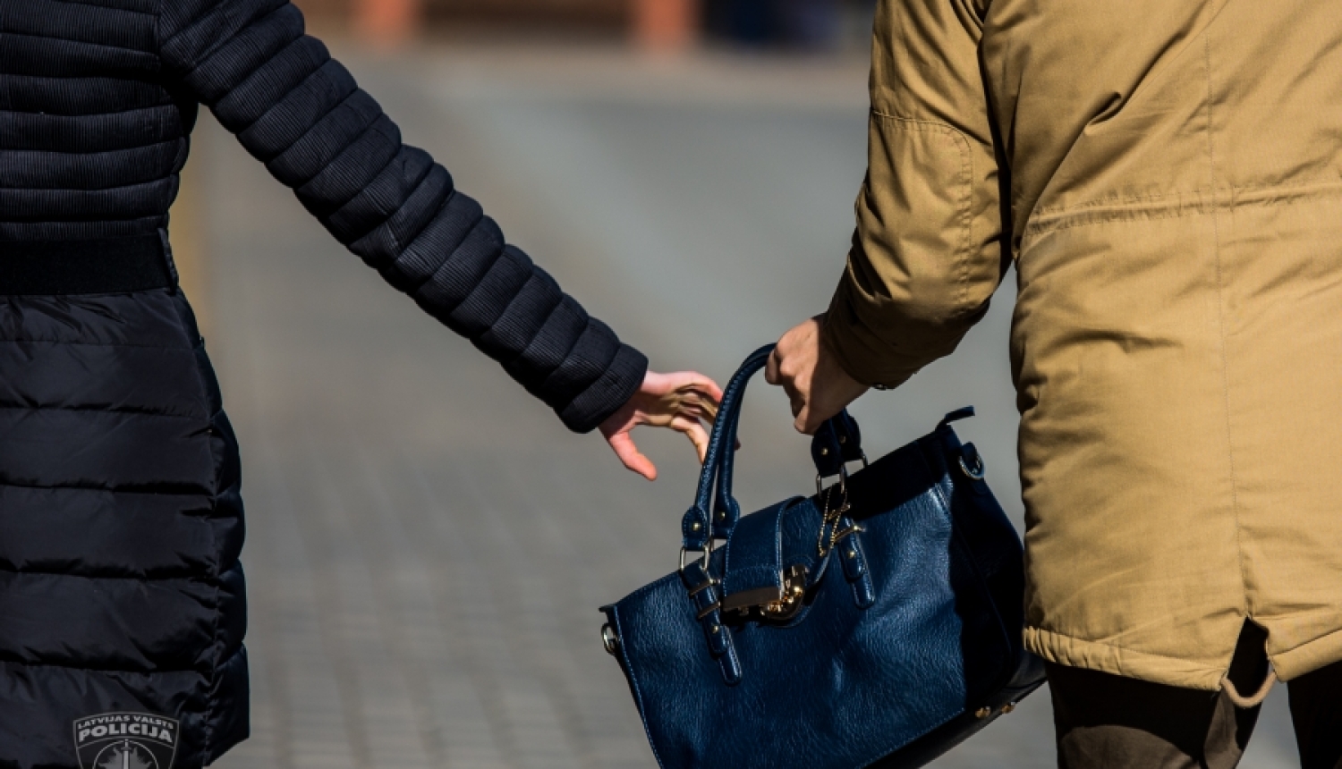 Vīrietis aplaupa kafejnīcā iepazītu sievieti un drīz vien tiek aizturēts